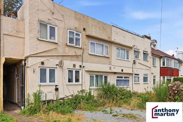 2 bed property, in Holmleigh Avenue, £130,000