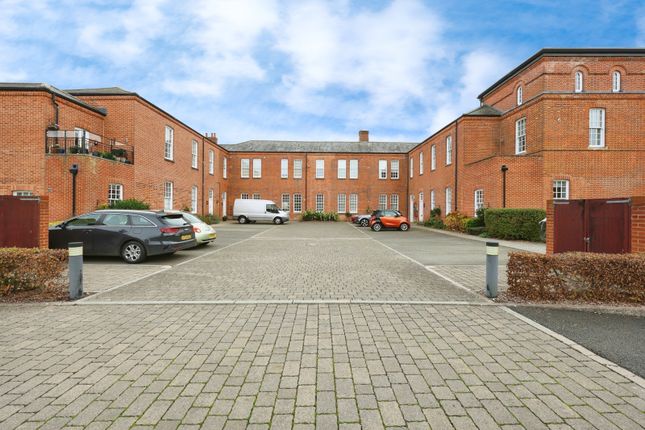 2 bed property, in Whitecroft Park, £175,000