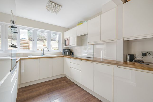 4 bed property, in Beacon Drive, £475,000