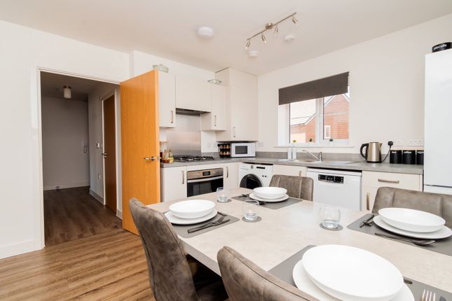 2 bed property, in Pictor Drive, £195,000