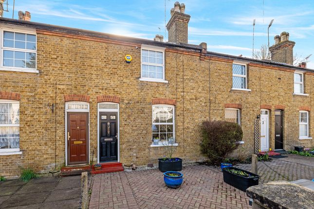 2 bed property, in Chipstead Valley Road, £450,000