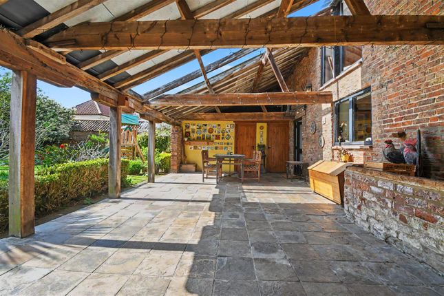 5 bed property, in New Road, £565,000