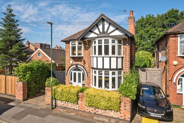 3 bed property, in Ringwood Crescent, £359,950