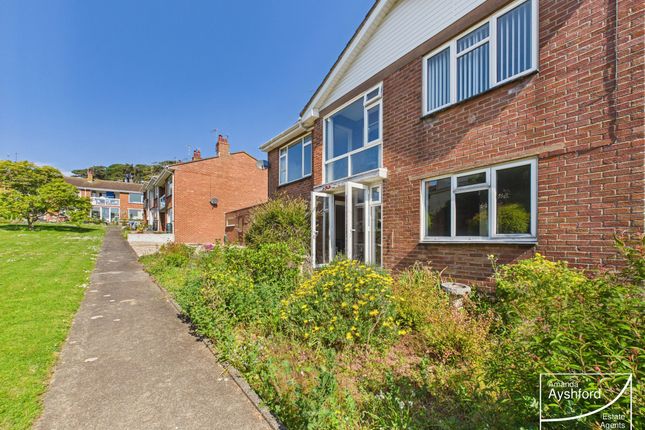 3 bed property, in Mead Close, £190,000