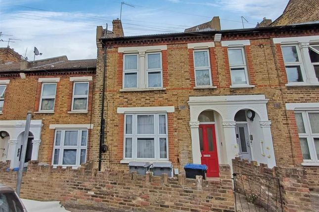 1 bed property, in Charlton Road, £215,000