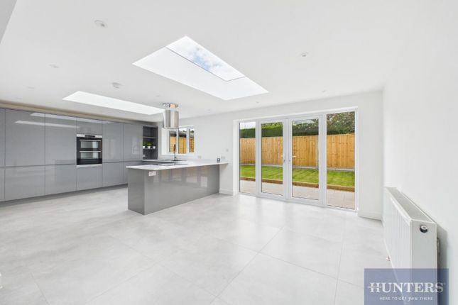 3 bed property, in Wells Close, £450,000