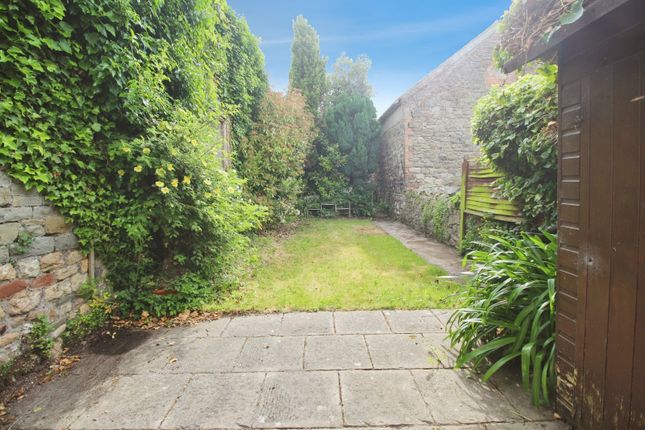 2 bed property, in Kenn Road, £285,000