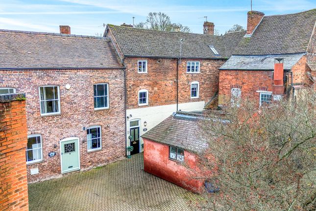 2 bed property, in Dog Lane, £245,000