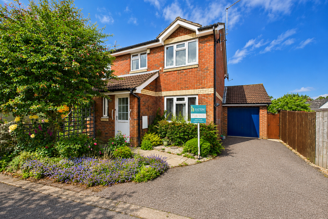 3 bed property, in Crown Meadow, £275,000