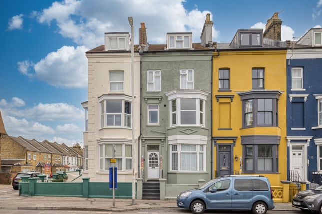 1 bed property, in Grange Road, £90,000