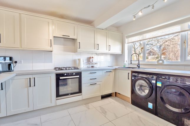3 bed property, in Sanross Close, £300,000