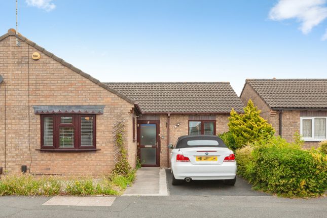 2 bed property, in Cotton Close, £225,000