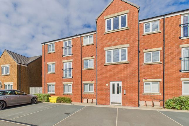 2 bed property, in Admiral Close, £110,000