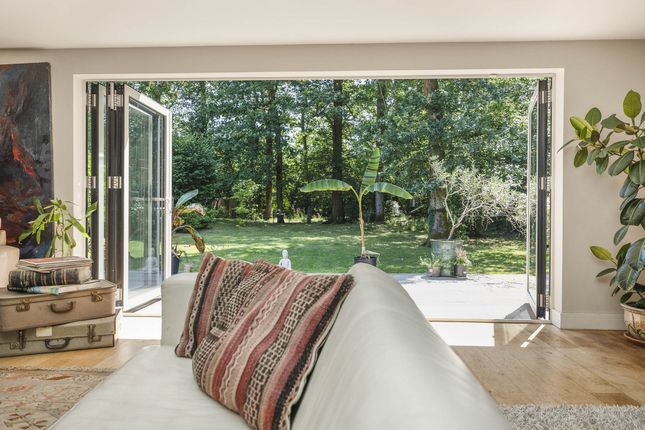 3 bed property, in Horsham Road, £850,000