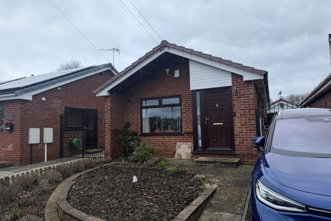 2 bed property, in Turnberry Road, £200,000
