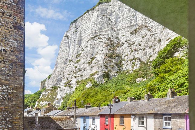 2 bed property, in East Cliff, £160,000