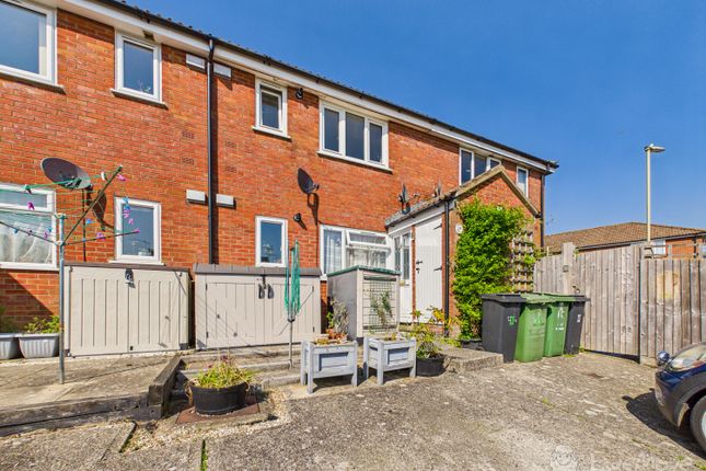 1 bed property, in Ascot Close, £200,000
