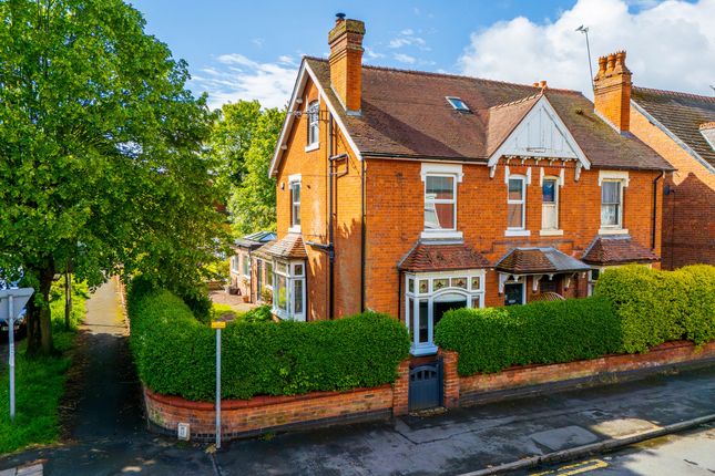 5 bed property, in Hurcott Road, £425,000