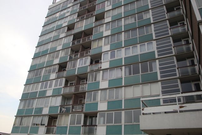 2 bed property, in Kenilworth Court, £160,000