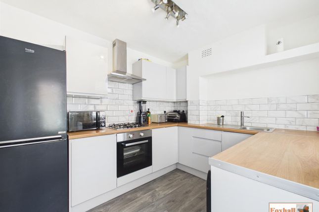 2 bed property, in Spring Road, £210,000