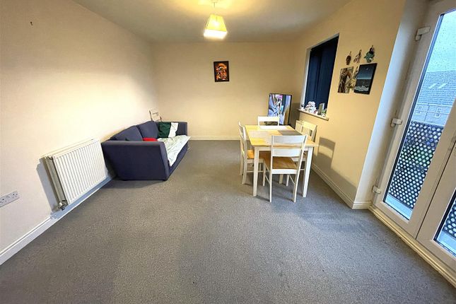 2 bed property, in Rose Court, £130,000