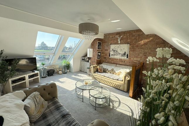 2 bed property, in Harrow Drive, £295,000