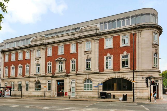 2 bed property, in The Quadrangle House, £300,000