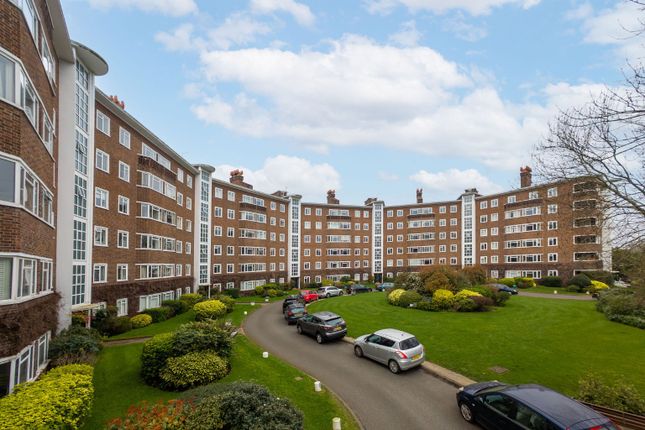 3 bed property, in Queens Court, £550,000
