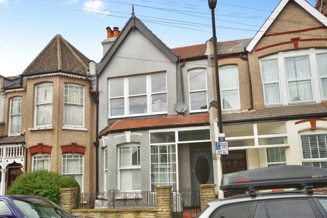 2 bed property, in Arcadian Gardens, £400,000