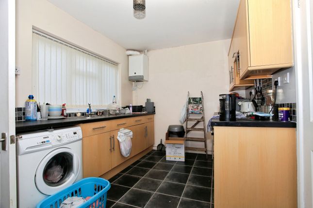 2 bed property, in Lutton Grove, £180,000