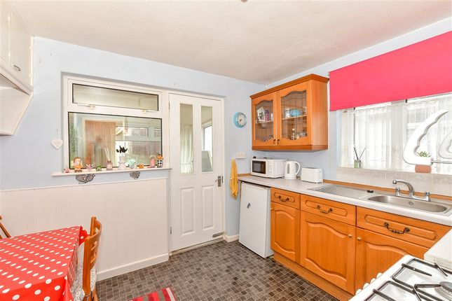 2 bed property, in Cherry Tree Avenue, £240,000