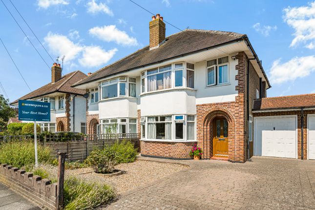 3 bed property, in Lower Sunbury, £650,000