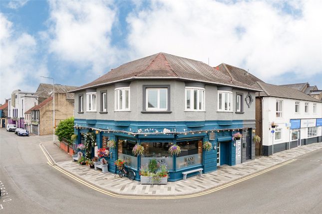 3 bed property, in Commercial Road, £185,000