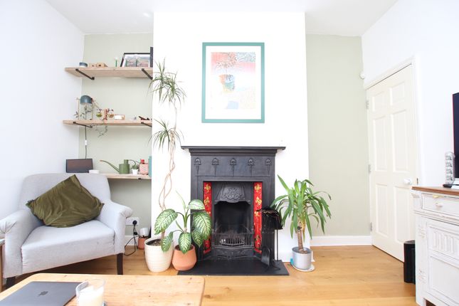 2 bed property, in Ambra Vale East, £525,000