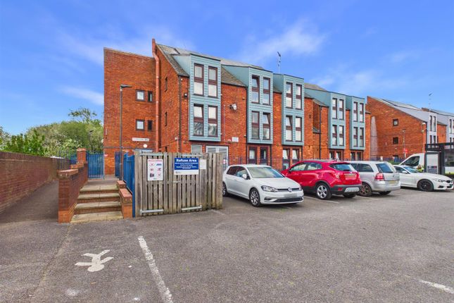 1 bed property, in Wycliffe End, £99,950
