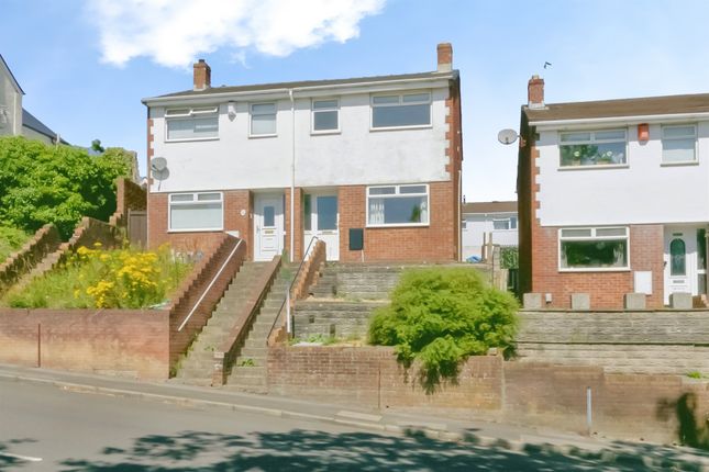 2 bed property, in Holton Road, £135,000