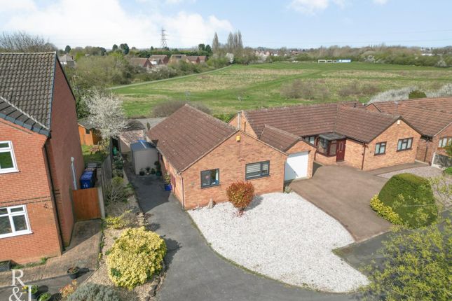 2 bed property, in Woodminton Drive, £300,000