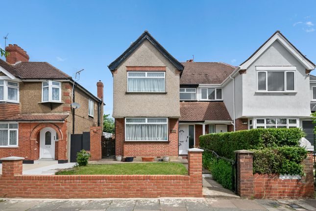 3 bed property, in Whitton Avenue West, £550,000