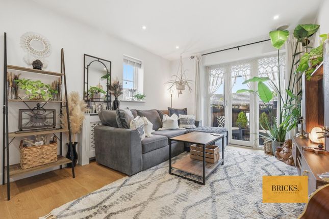 2 bed property, in Buckingham Road, £365,000