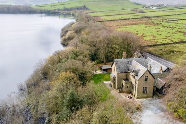 5 bed property, in Blackmoorfoot, £800,000