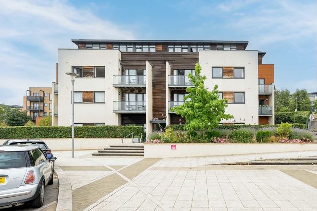 2 bed property, in Peacock Close, £425,000