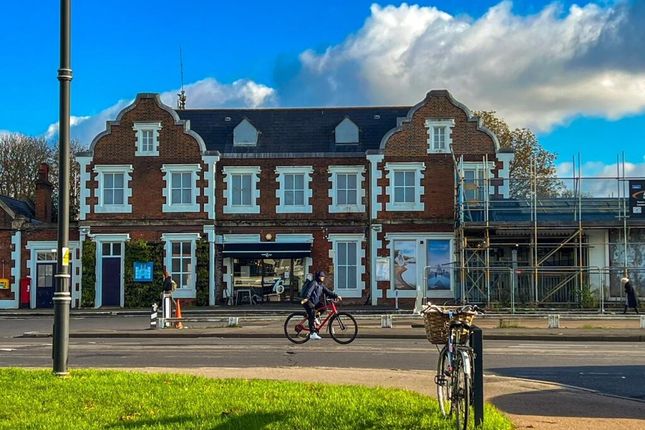 2 bed property, in Hampton Court Parade, £320,000