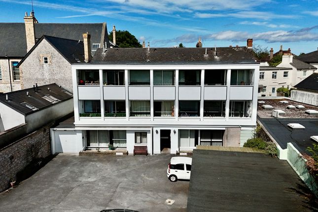 2 bed property, in Manor Road, £175,000