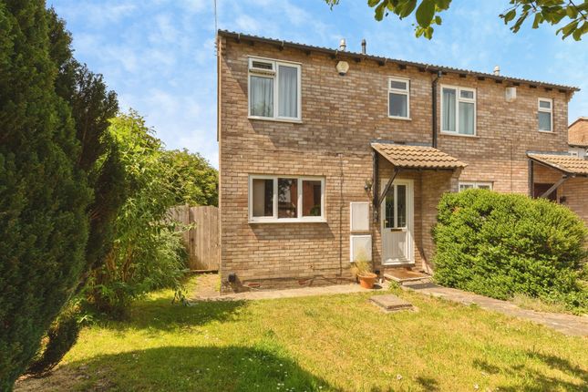 3 bed property, in Holyrood Close, £360,000
