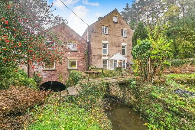 6 bed property, in Moorfield Avenue, £270,000