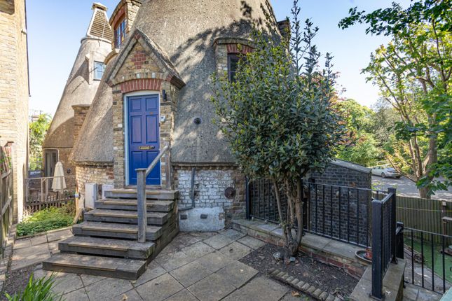 1 bed property, in Park Road, £145,000