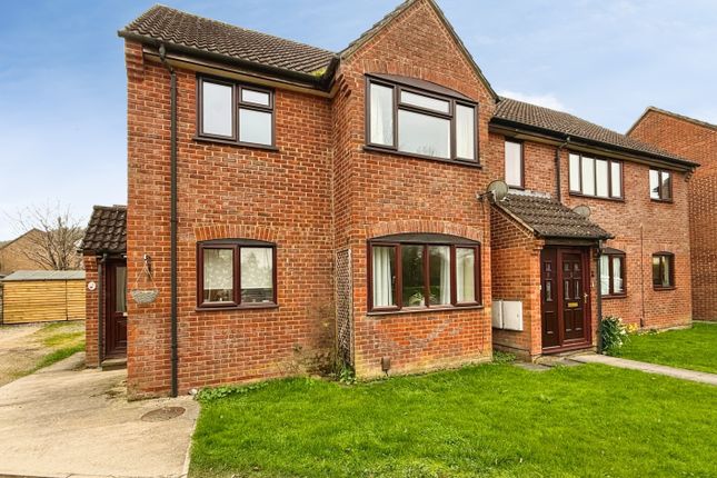 2 bed property, in Broadwood Close, £125,000