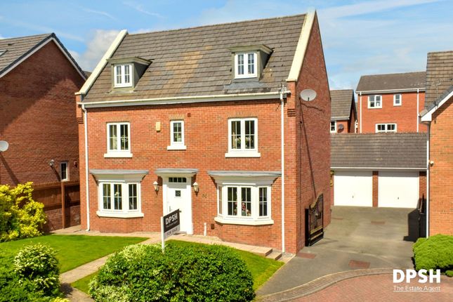 5 bed property, in Woodside View, £490,000