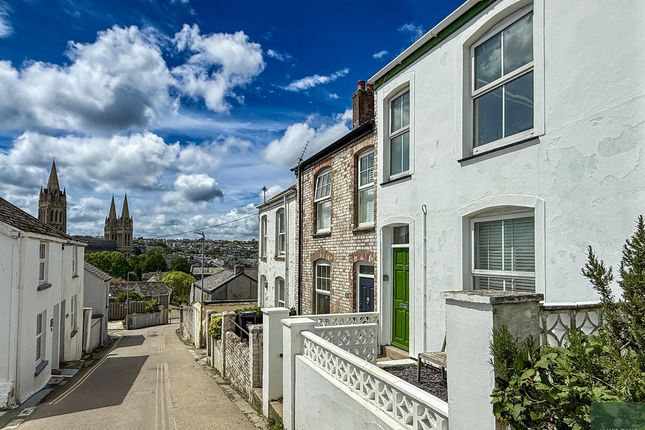 2 bed property, in Compton Terrace, £230,000