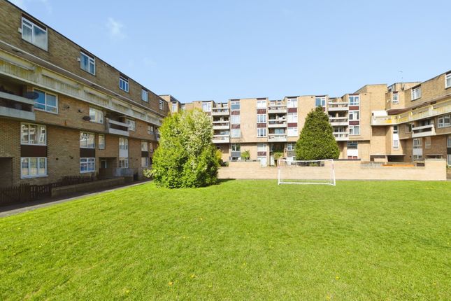 2 bed property, in Waterloo Court, £16,500